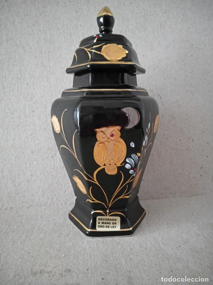 Vintage: JARRON PORCELANA NEGRO CON BUHO DORADO DE ORO 24 KILATES