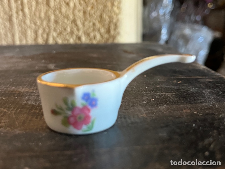 Vintage: Peque&ntilde;o cazo de porcelana LASSERRE con motivo floral.