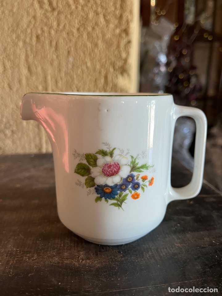 Vintage: Jarra para leche de porcelana con motivo floral.