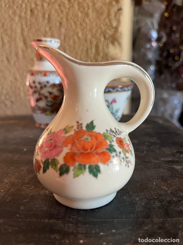 Vintage: PEQUE&Ntilde;A JARRA ESMALTADA CON MOTIVO FLORAL. FILO DE ORO. REALIZADA EN JAP&Oacute;N.