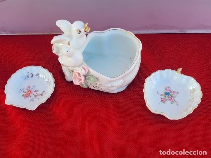 Vintage: Un cuenco con palomas de la felicidad y dos platitos para guardar peque&ntilde;os objetos,porcelana Dismope