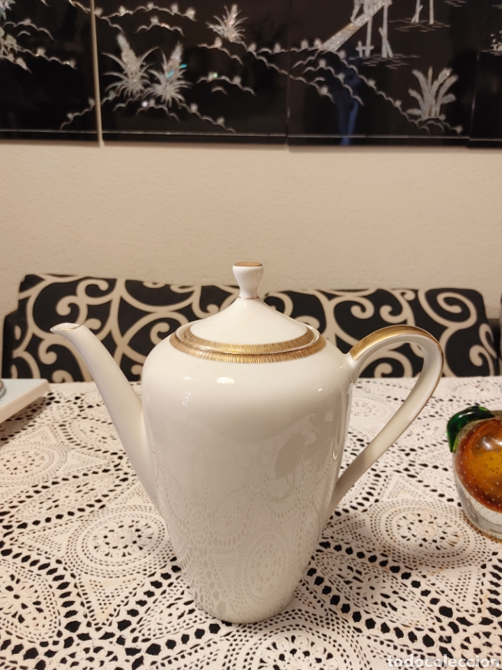 Vintage: Bonita grande tetera de porcelana blanca con detalles dorados