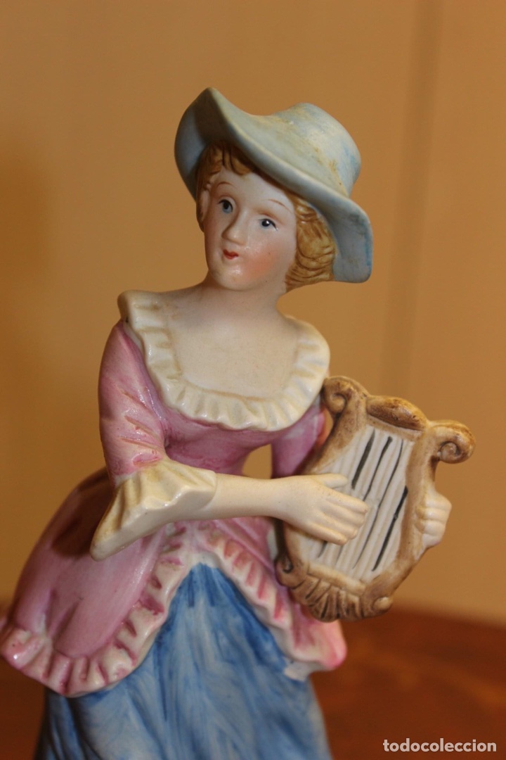 Vintage: Estatuilla de porcelana biscuit &ldquo;Mujer con la arpa&rdquo;.