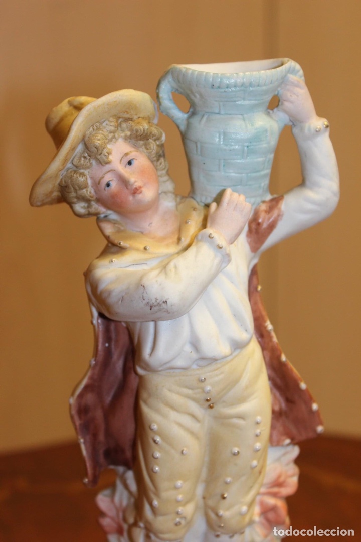 Vintage: Estatuilla de porcelana biscuit &ldquo;Joven con la jarra&rdquo;.