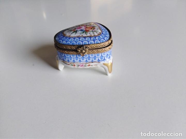 Vintage: CAJA PORCELANA LIMOGES TRIANGULAR 3,8X3,2 CM.