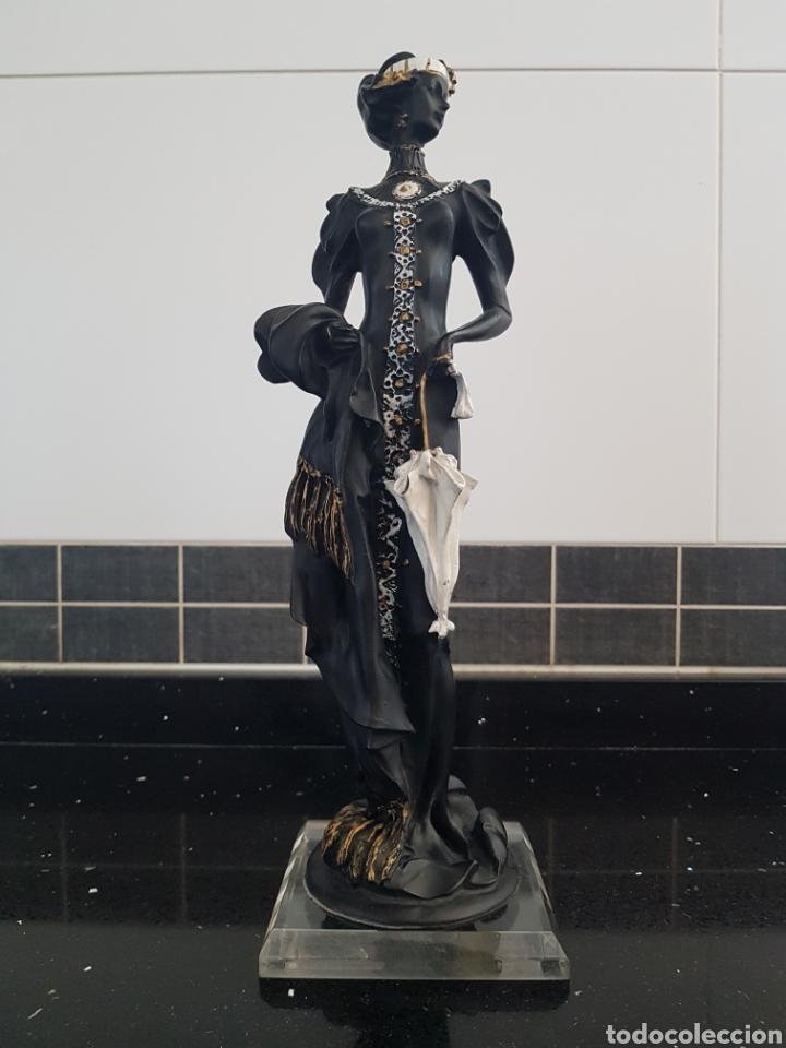 Vintage: FIGURA DAMA CON PARAGUAS Y CHAL.