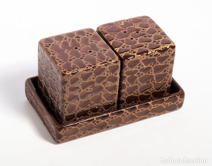 Vintage: Juego de salero y pimentero de porcelana . Con textura de piel de cocodrilo. NUEVO