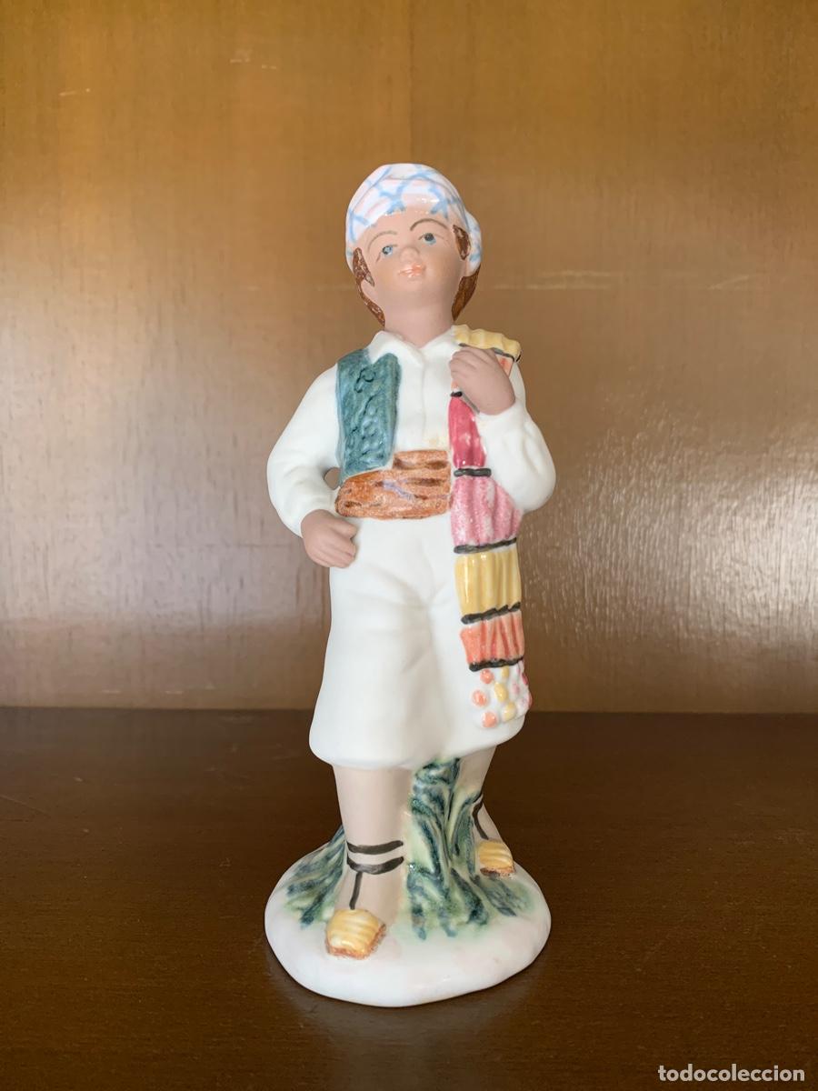 Vintage: Figura porcelana Arm&aacute;n ni&ntilde;o