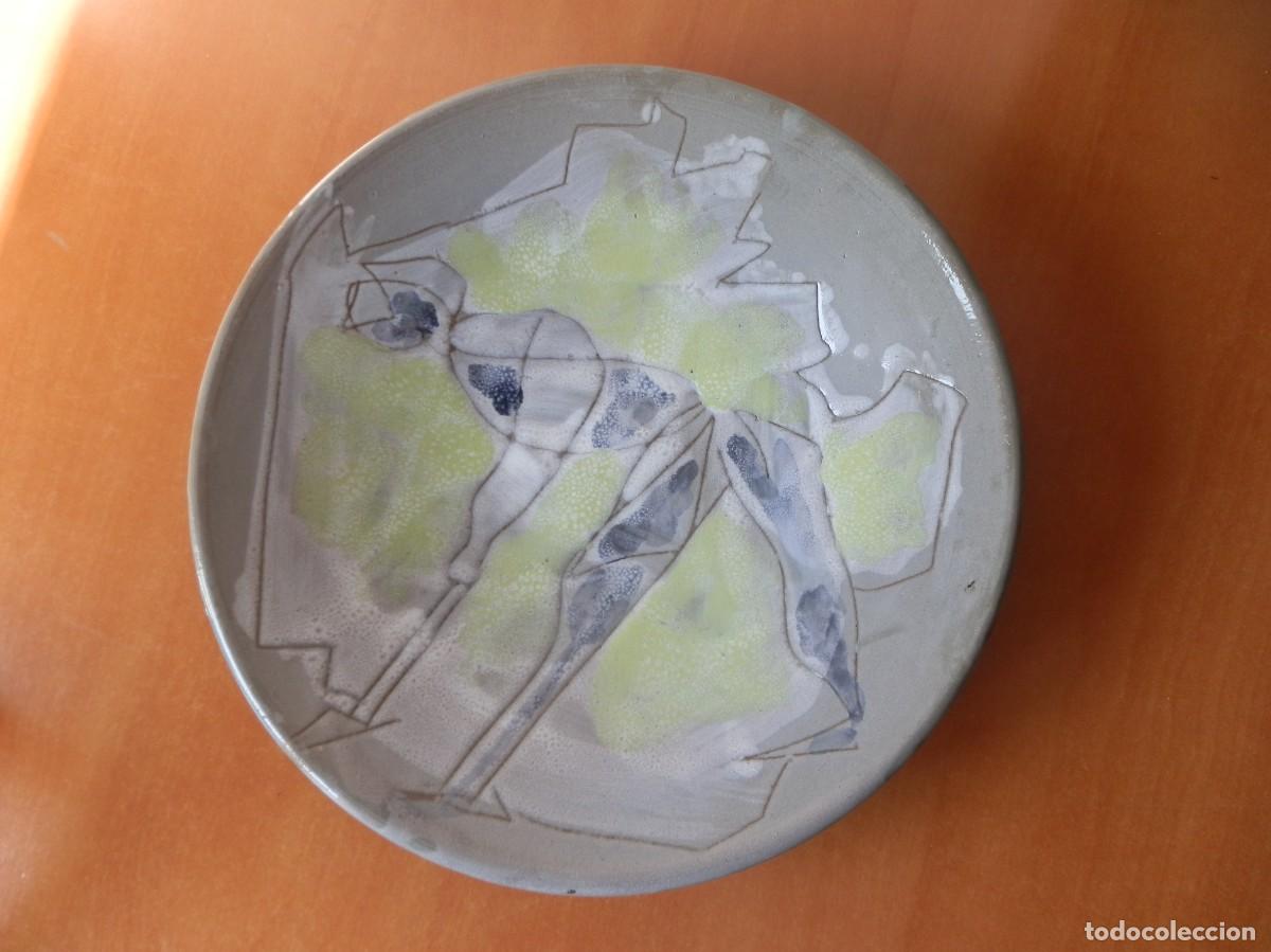 Vintage: PLATO DE CER&Aacute;MICA VIDRIADA FIRMADO JOAN COMELLES Y FECHADO 1968. MIDE 22,50 cm DE DI&Aacute;METRO.