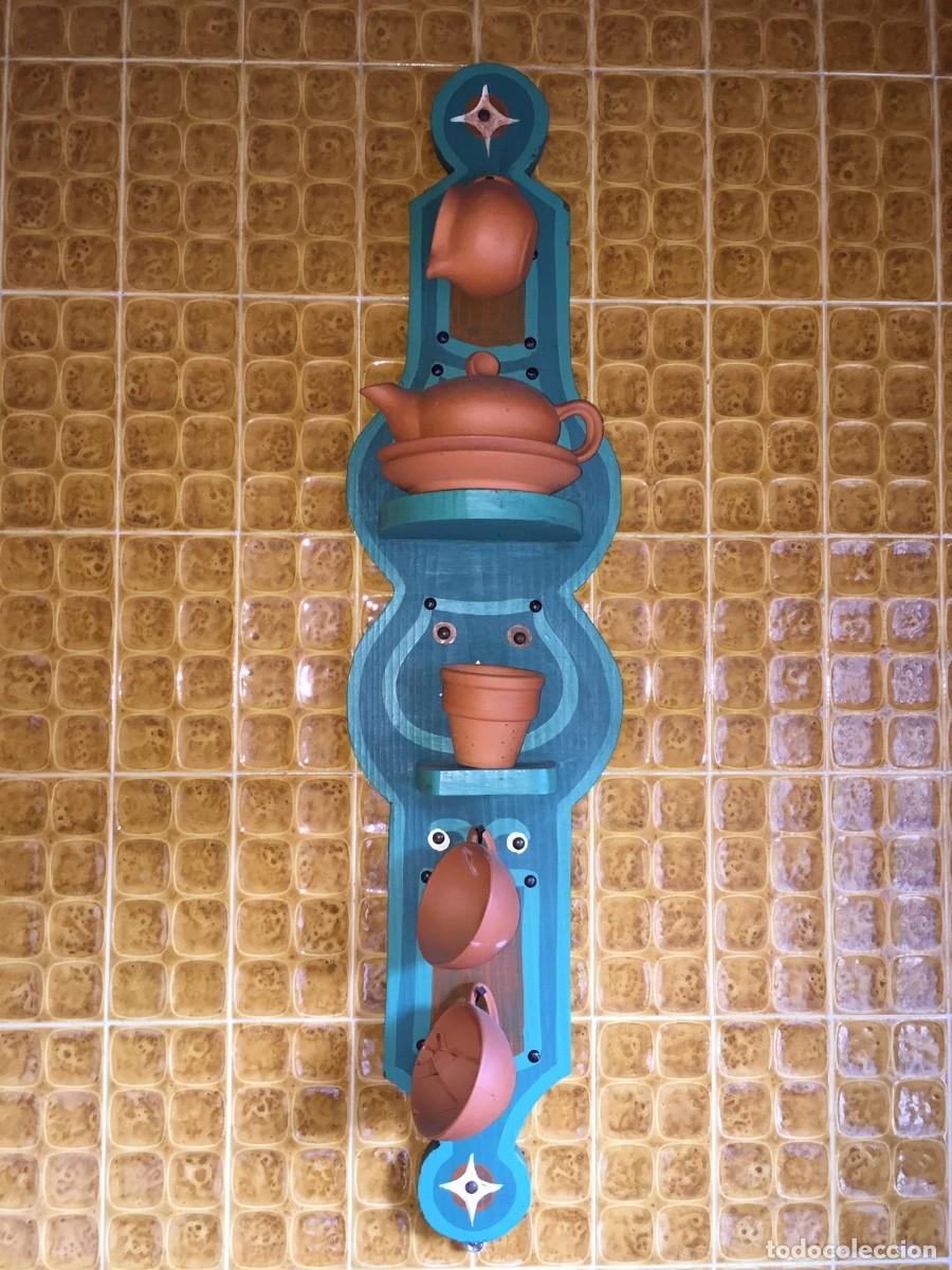 Vintage: Estante decorativo con piezas de barro entrego en mano en Septiembre