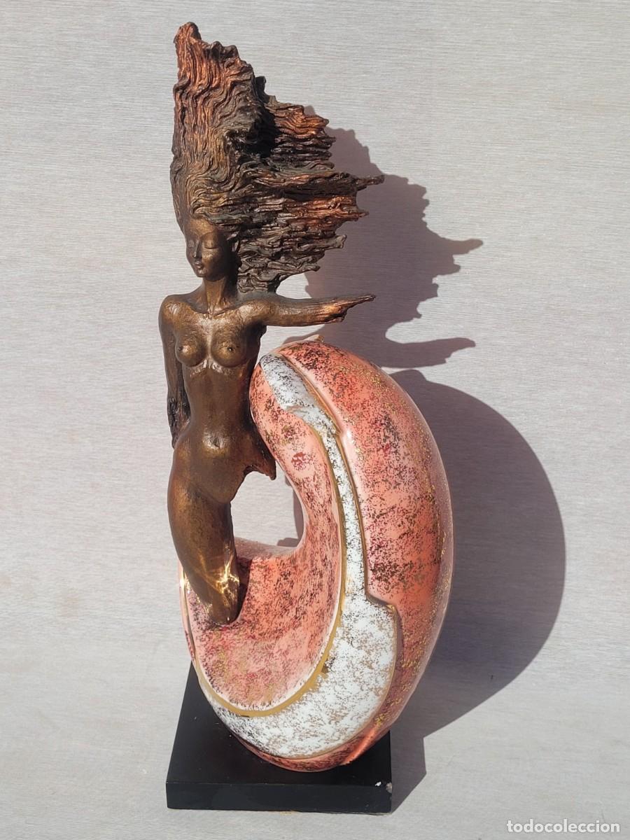 Vintage: Escultura decorativa vintage en porcelana, madera y resina, a&ntilde;os 80.