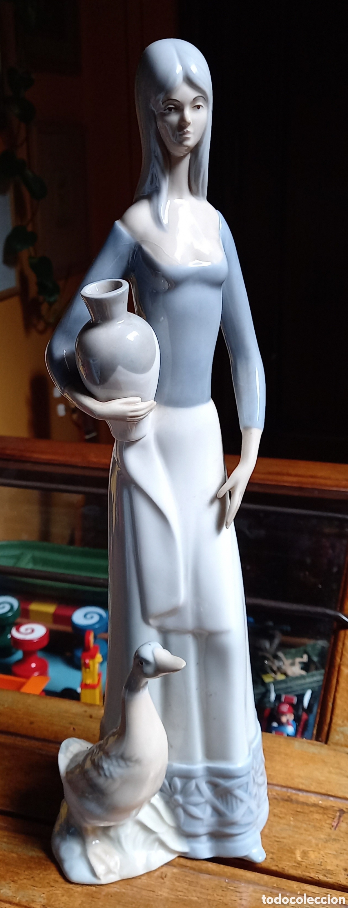 Vintage: Figura de porcelana mujer con cantaro de agua de Miquel Requena Valencia