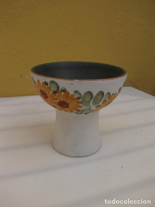 Vintage: 58.- C&aacute;liz ceremonial. Cer&aacute;mica. Sello inciso. A&ntilde;os 70