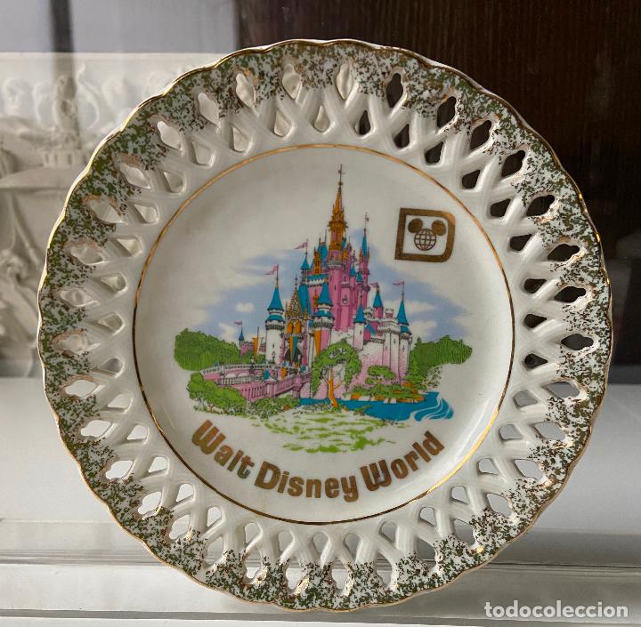 Vintage: 128.- Plato oficial Walt Disney World. Porcelana calada y oro. DO Japan