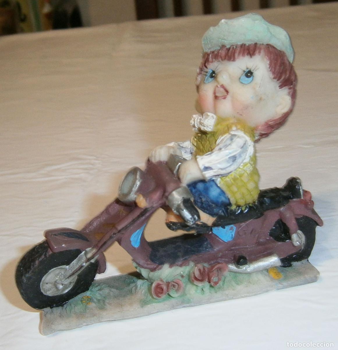 Vintage: mu&ntilde;eco de ceramica en moto 8 cms y medio de largo x 8 cms de altura