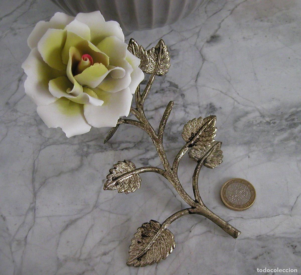 Vintage: Flor de porcelana biscuit inglesa con el tallo en alpaca envejecida D&eacute;cada de los 70