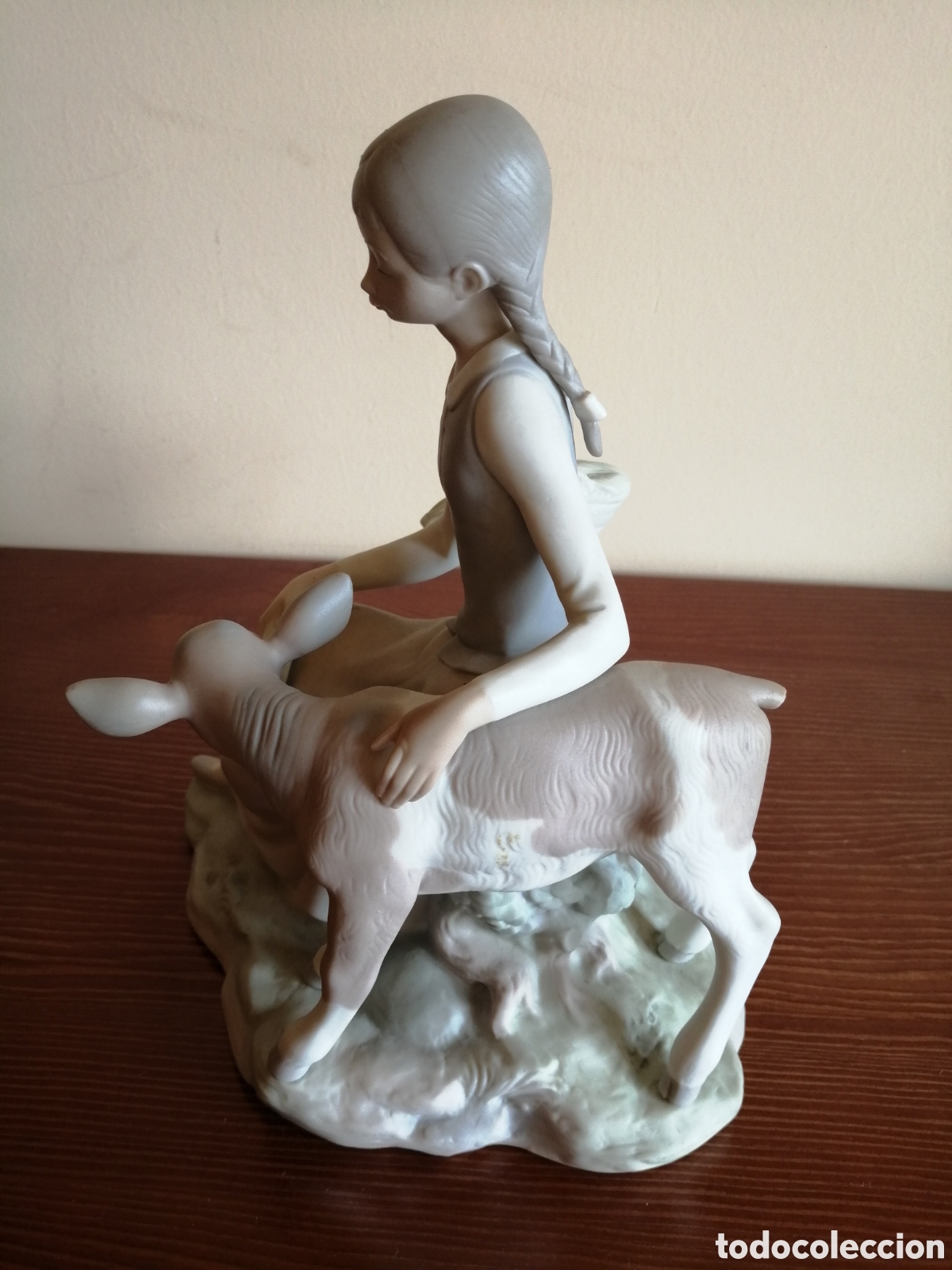 Vintage: Figura Lladr&oacute; pastora con becerro.