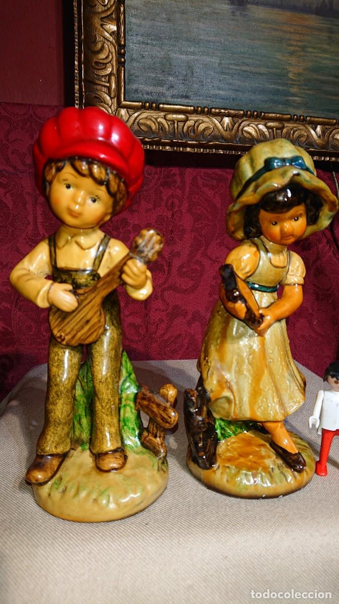 Vintage: PAREJA FIGURAS DE CERAMICA ARTBONA - NI&Ntilde;O Y NI&Ntilde;A CON INSTRUMENTO MUSICAL LIRA -