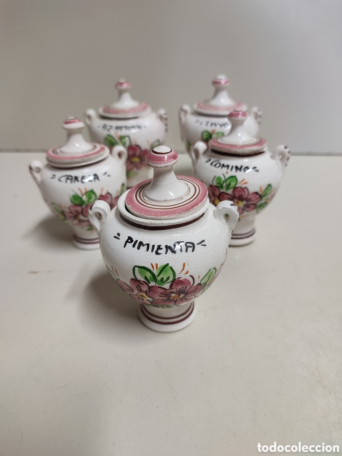 Vintage: Lote de 5 jarroncitos especieros de cer&aacute;mica quiz&aacute;s pintada a mano.