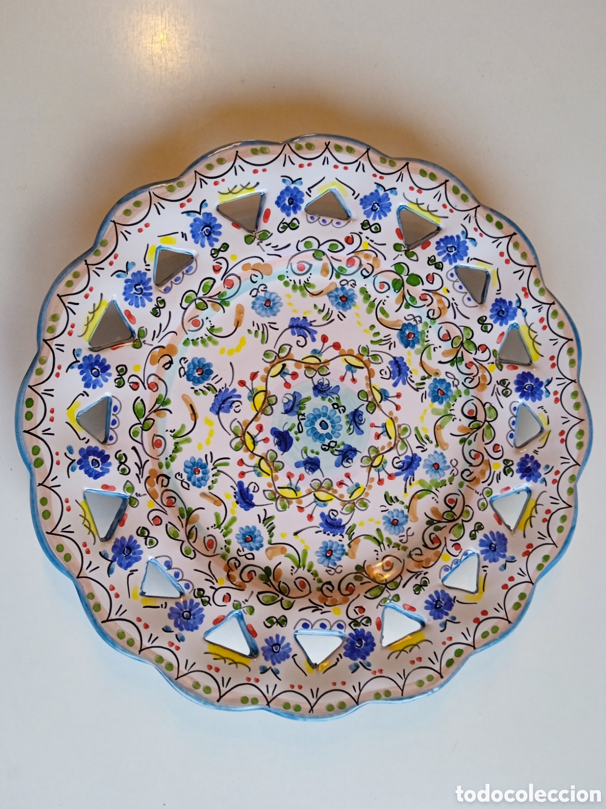 Vintage: Plato para colgar en porcelana sevillana hecho a mano, firmado CRUZ