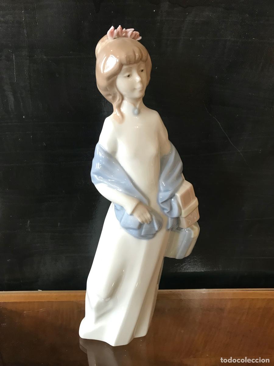 Vintage: Figura femenina de porcelana