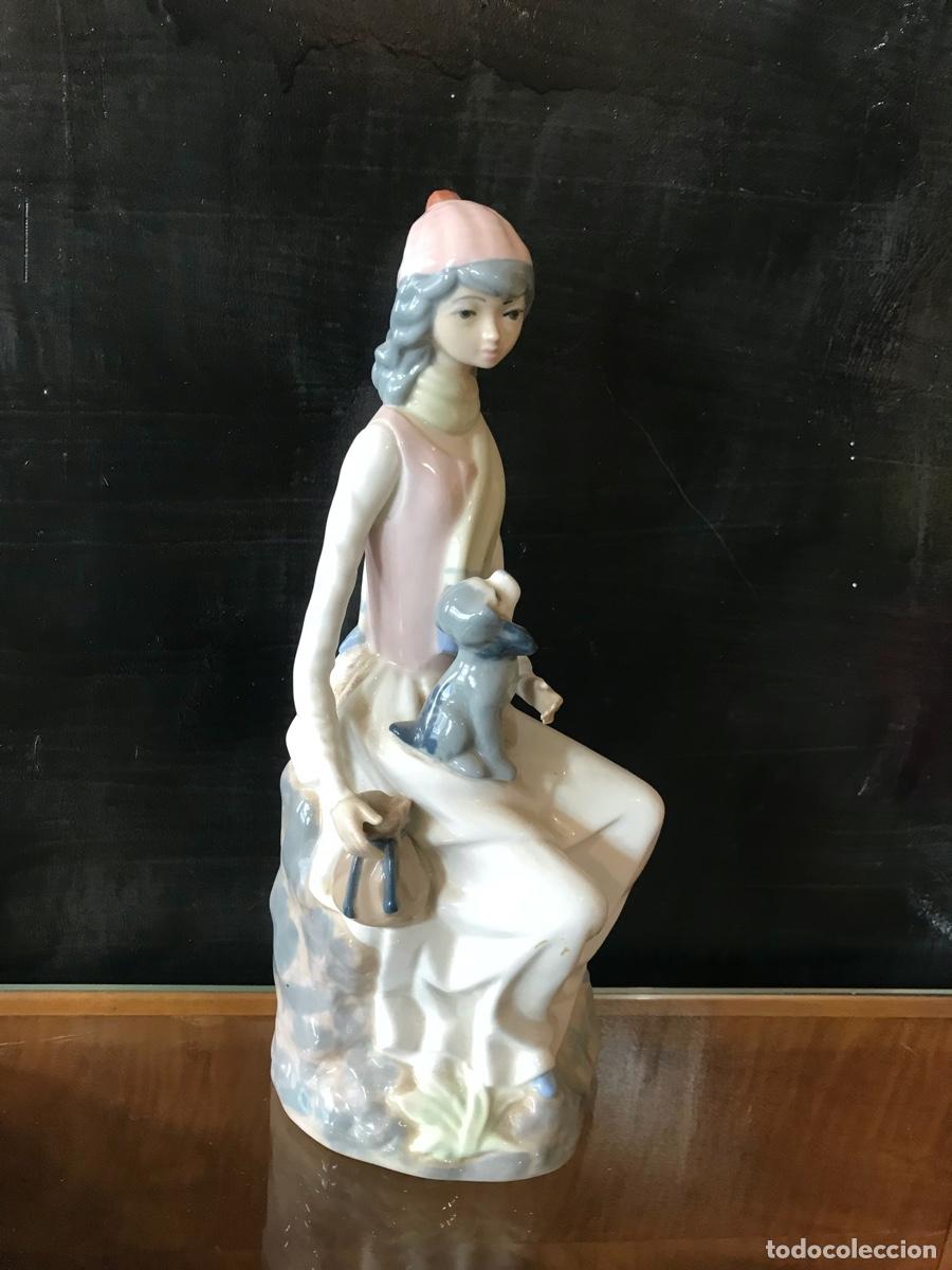 Vintage: Figura femenina con perro de porcelana
