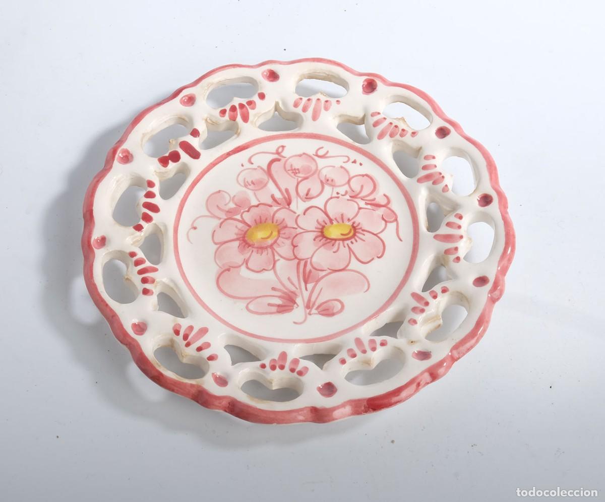 Vintage: Plato de porcelana calada. Pintado a mano. Para decoraci&oacute;n