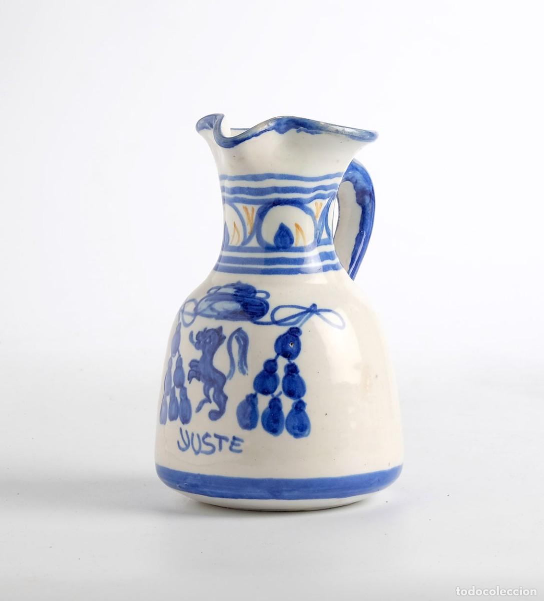 Vintage: Jarra de cer&aacute;mica Puente del Arzobispo con escudo her&aacute;ldico de YUSTE. 12 cm de altura. Mediados S.XX
