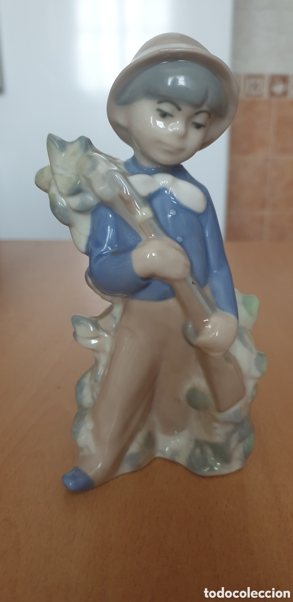 Vintage: Porxelana,Ni&ntilde;o con escopeta, Rex , pintado a mano.