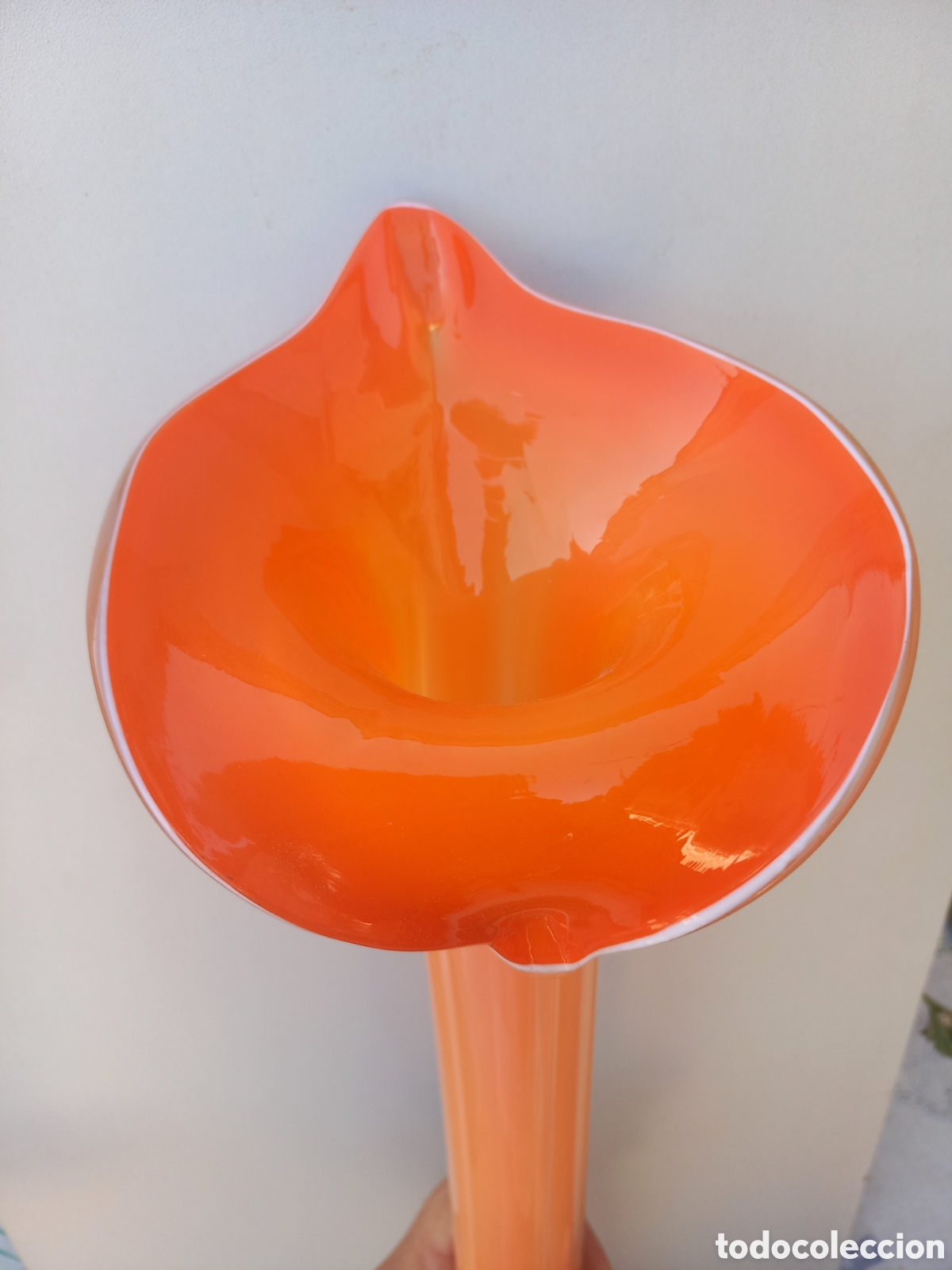 Vintage: Un gran violetero o jarron flor con forma de tulipan naranja 49 cm cristal estilo Murano