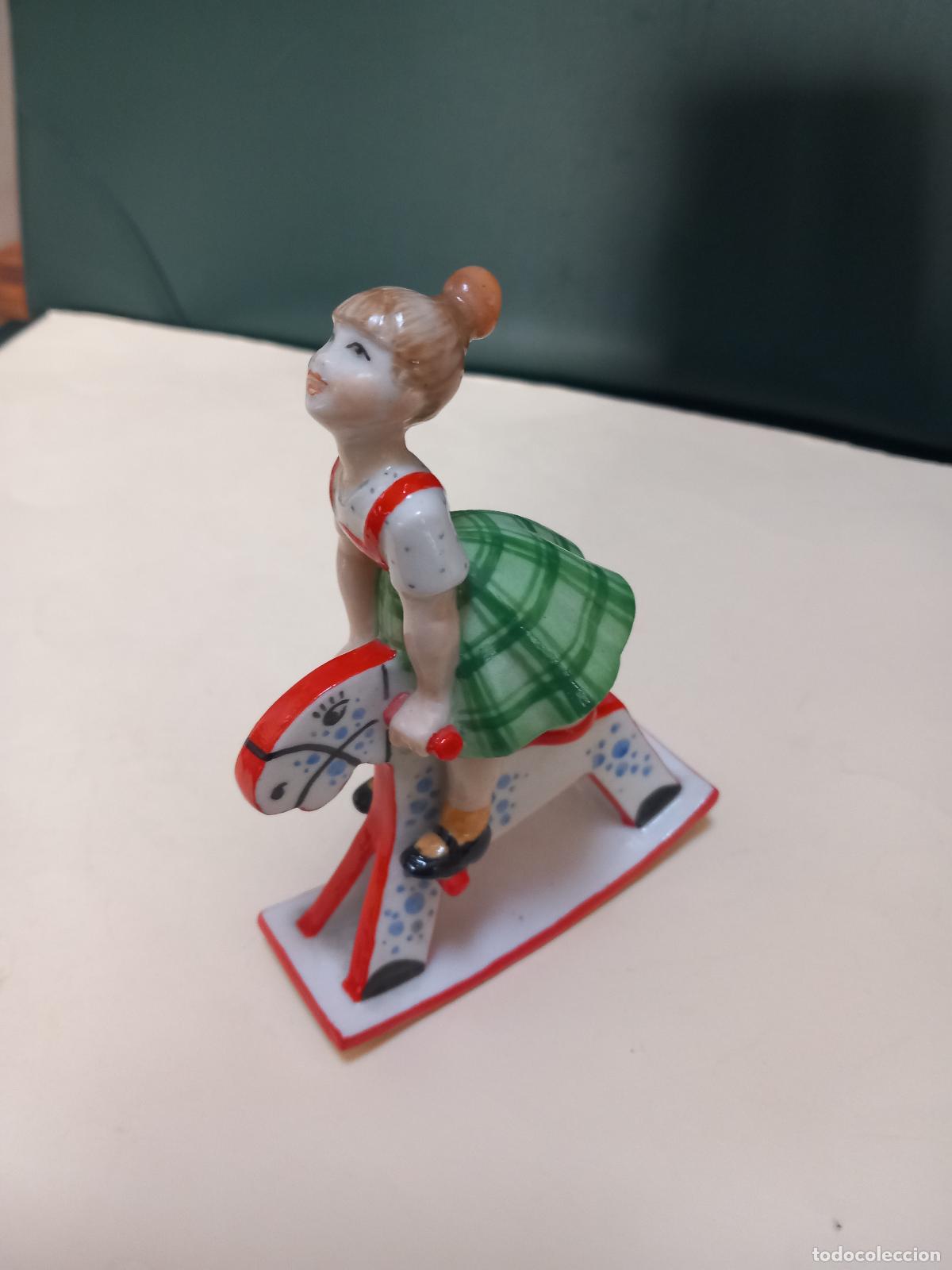 Vintage: Ni&ntilde;a figura de porcelanas Art&iacute;sticas Calvez 11,5cm de alta.