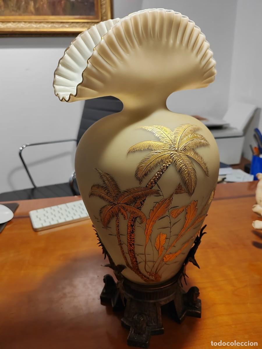 Vintage: Jarr&oacute;n de cristal de Opalina y dorada con base de bronce - Foto 1