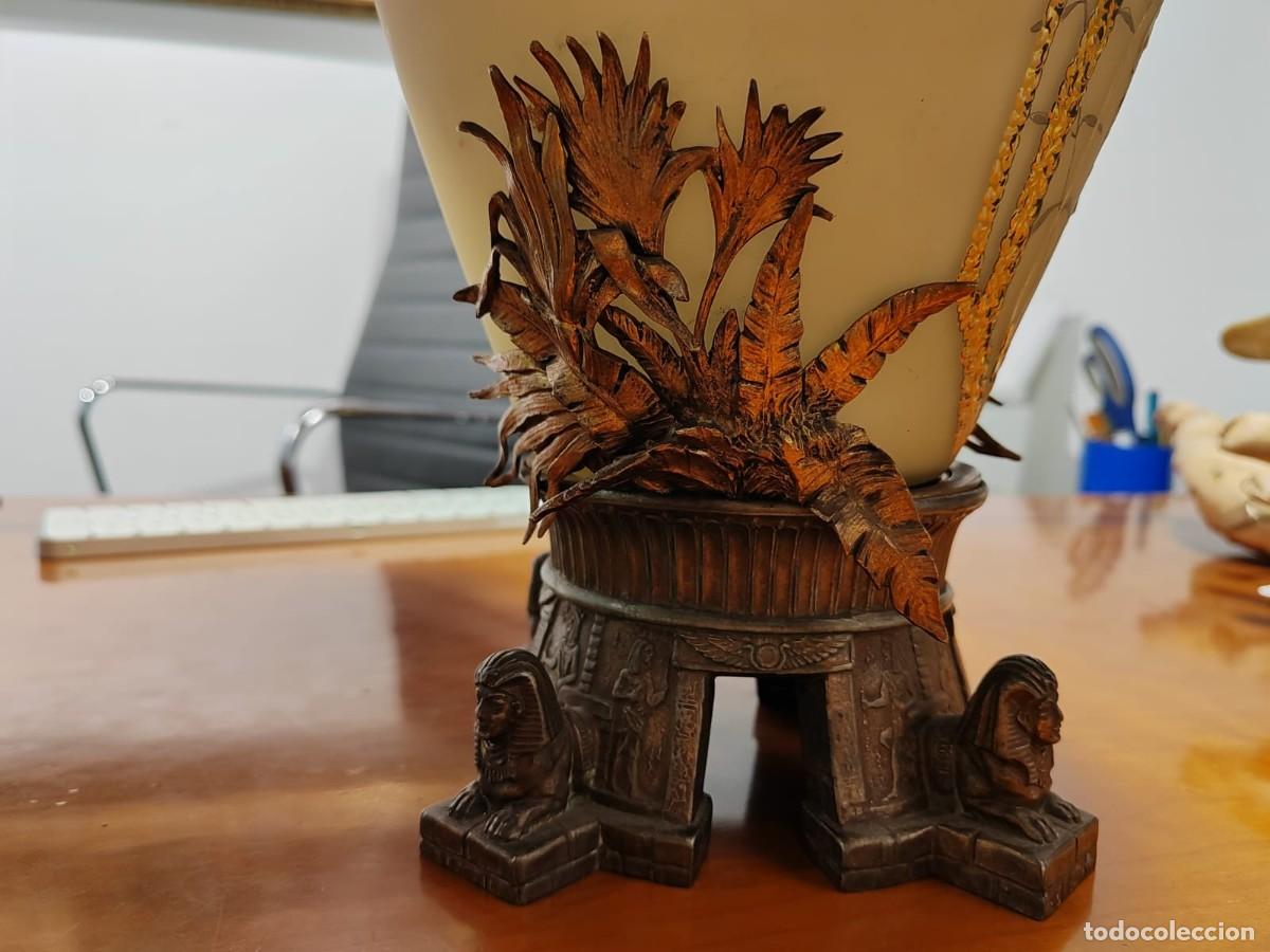 Vintage: Jarr&oacute;n de cristal de Opalina y dorada con base de bronce - Foto 4