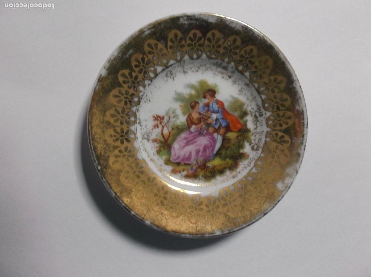 Vintage: Peque&ntilde;o plato decorativo antiguo con borde dorado escena Fragonard - Sello LIMOGES