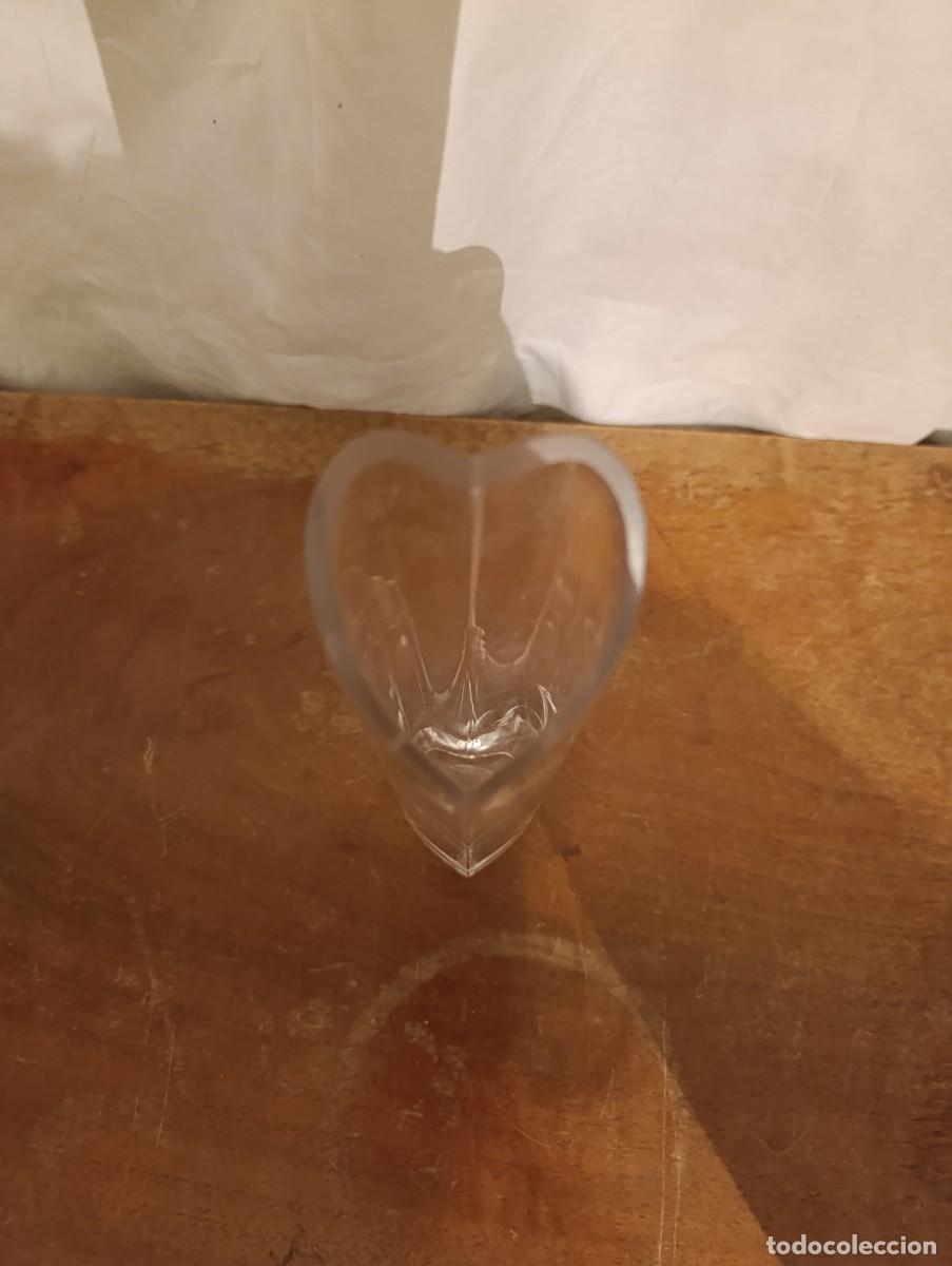 Vintage: Florero de cristal con forma de corazon - Foto 6