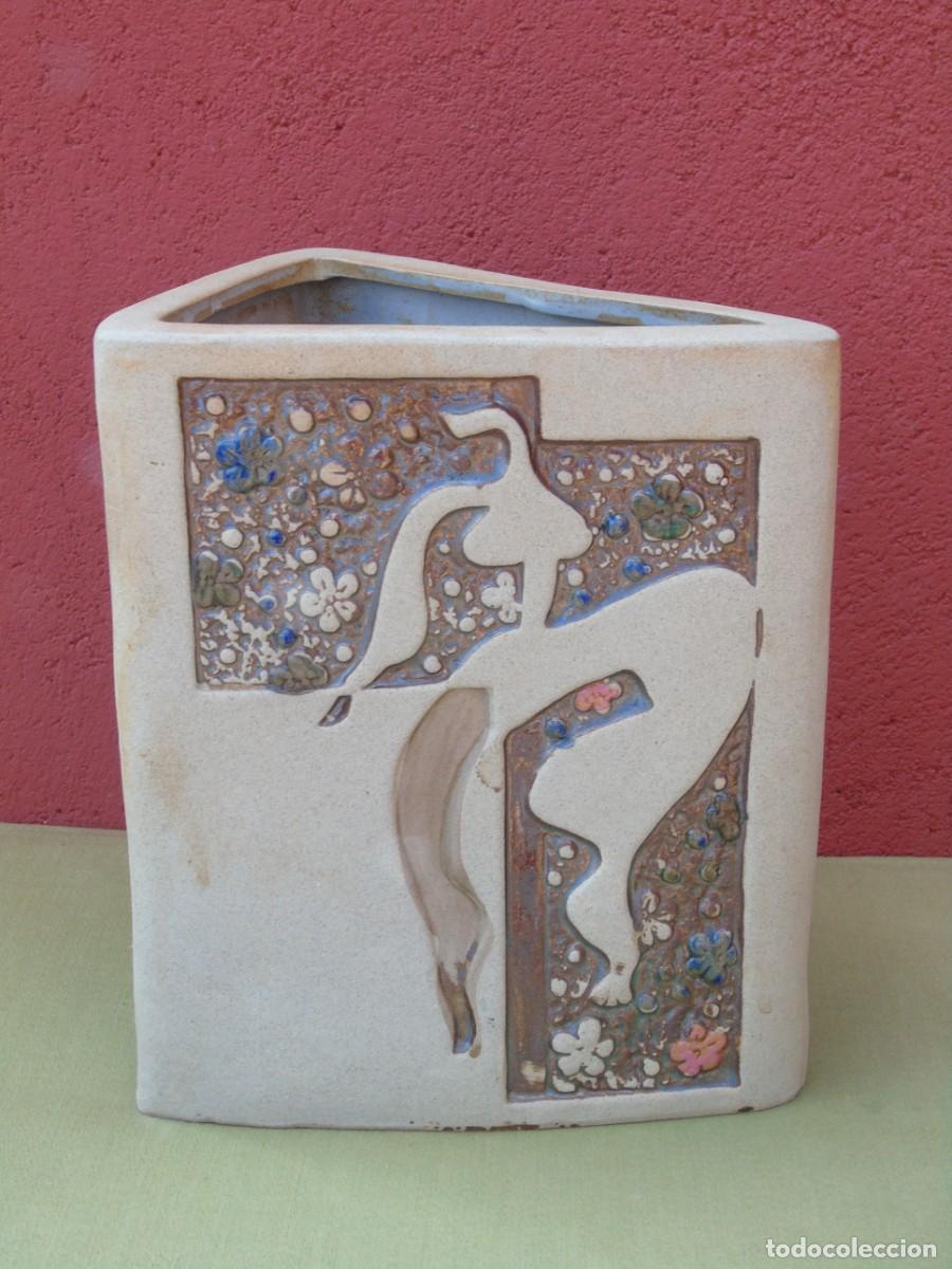 Vintage: JARR&Oacute;N FORMA TRIANGULAR DE CER&Aacute;MICA. DECORACI&Oacute;N INCISA. - Foto 3
