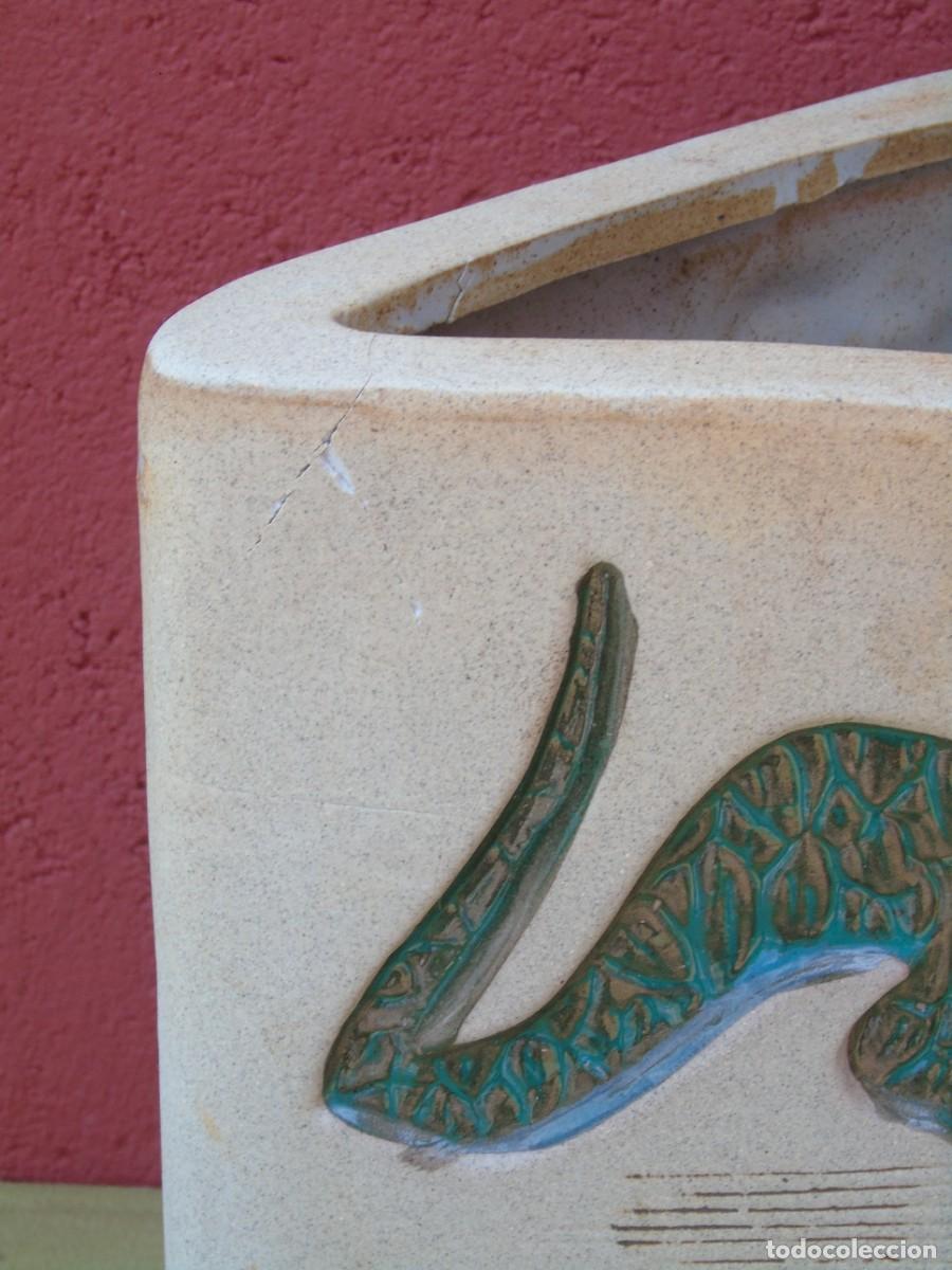 Vintage: JARR&Oacute;N FORMA TRIANGULAR DE CER&Aacute;MICA. DECORACI&Oacute;N INCISA. - Foto 4