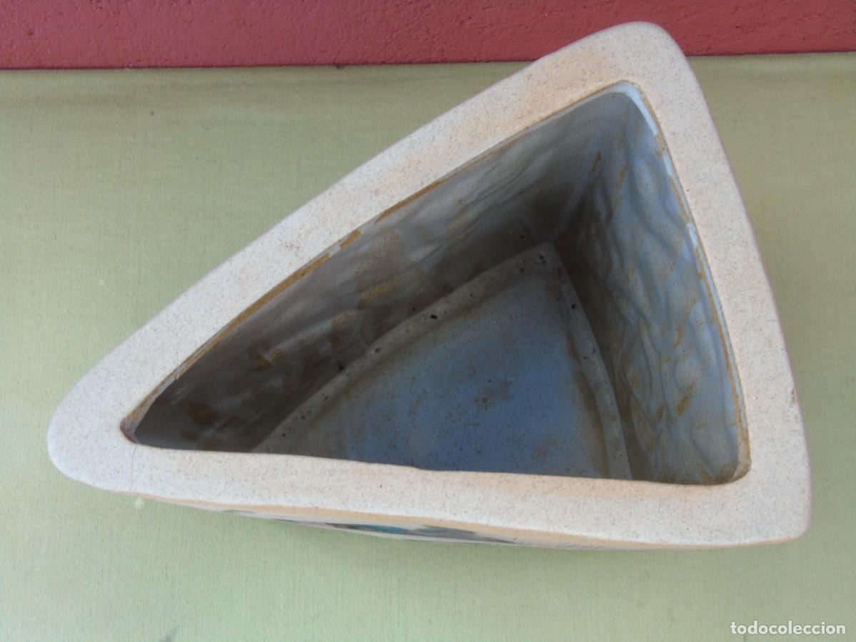 Vintage: JARR&Oacute;N FORMA TRIANGULAR DE CER&Aacute;MICA. DECORACI&Oacute;N INCISA. - Foto 5
