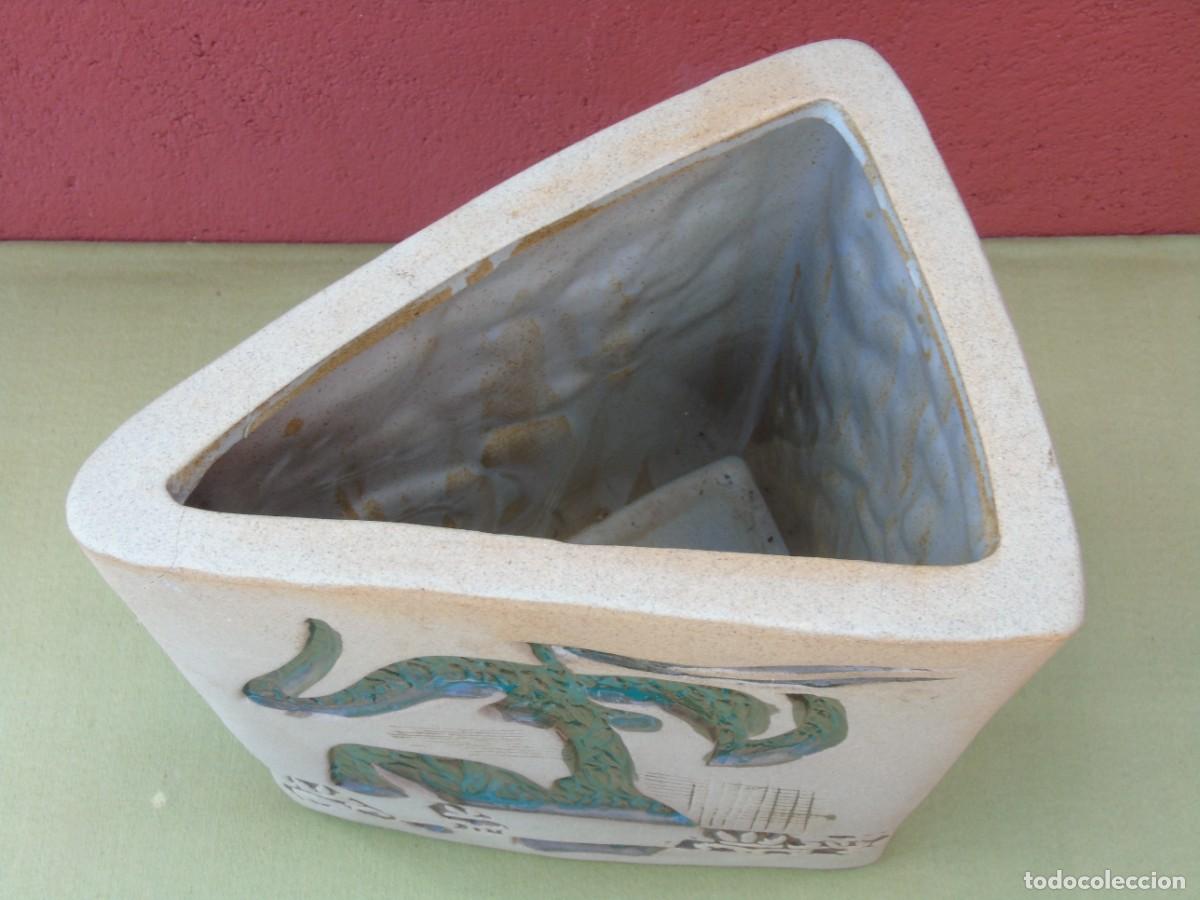 Vintage: JARR&Oacute;N FORMA TRIANGULAR DE CER&Aacute;MICA. DECORACI&Oacute;N INCISA. - Foto 6