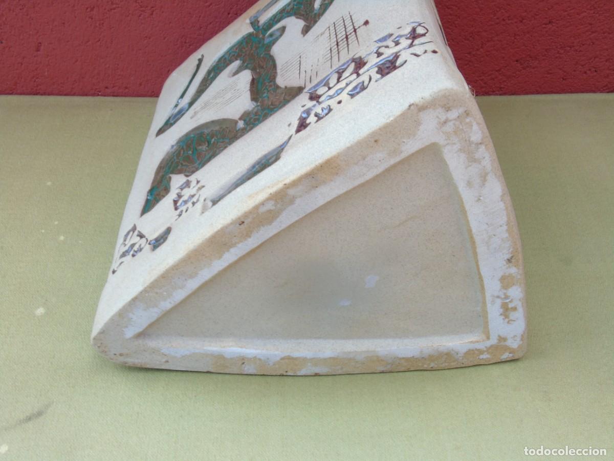 Vintage: JARR&Oacute;N FORMA TRIANGULAR DE CER&Aacute;MICA. DECORACI&Oacute;N INCISA. - Foto 7
