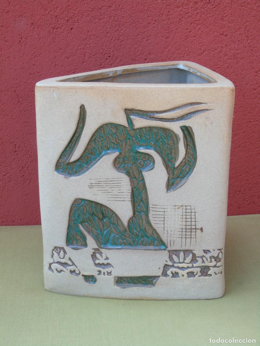Vintage: JARR&Oacute;N FORMA TRIANGULAR DE CER&Aacute;MICA. DECORACI&Oacute;N INCISA. - Foto 8