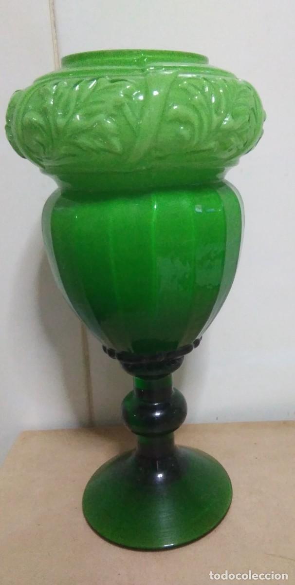 Vintage: Florero copa en cristal verde y opalina - Foto 1