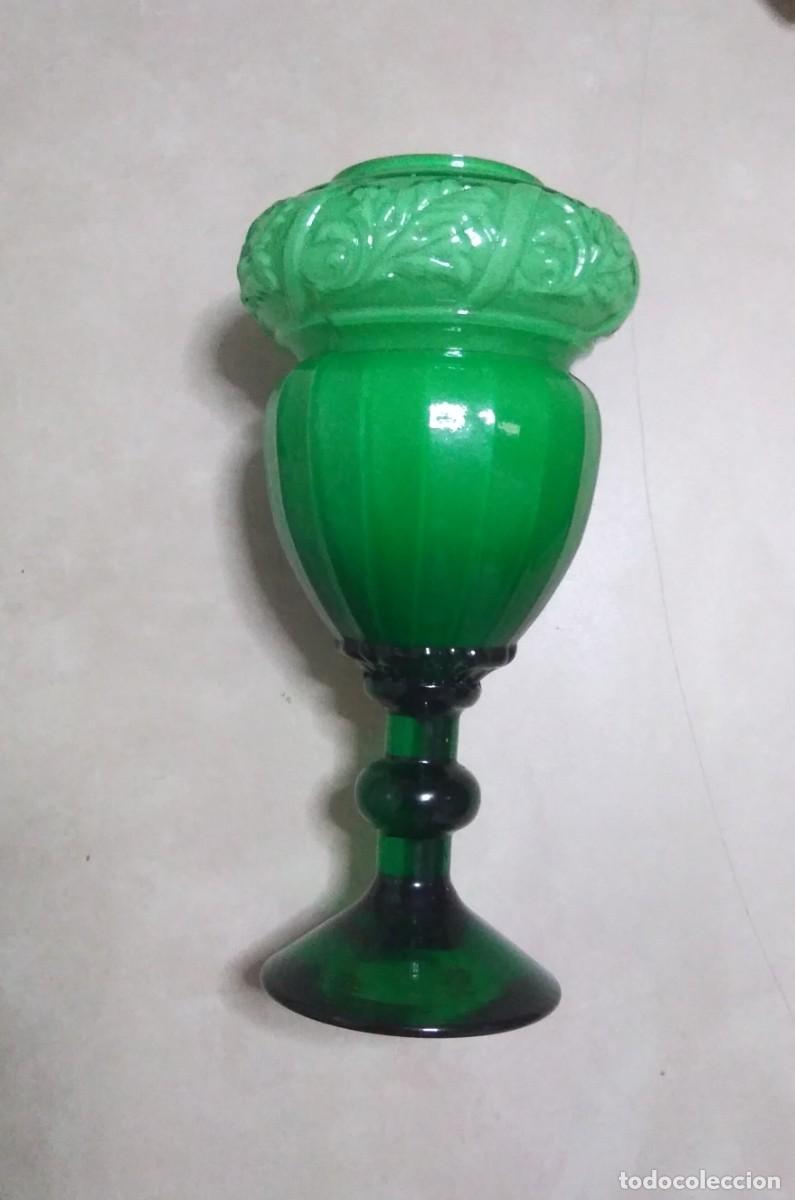 Vintage: Florero copa en cristal verde y opalina - Foto 2