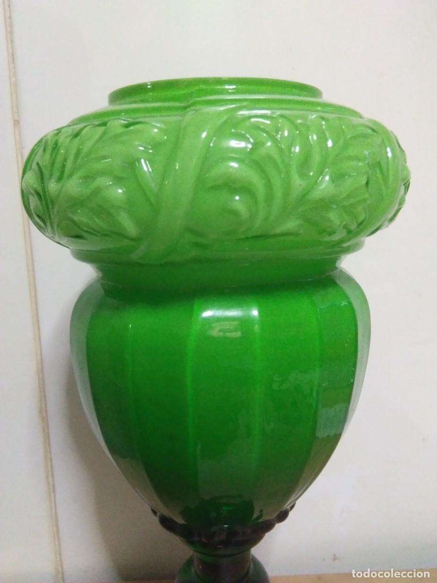 Vintage: Florero copa en cristal verde y opalina - Foto 3