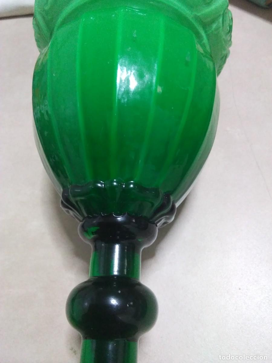 Vintage: Florero copa en cristal verde y opalina - Foto 4