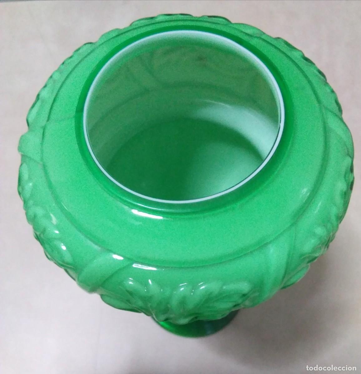 Vintage: Florero copa en cristal verde y opalina - Foto 5