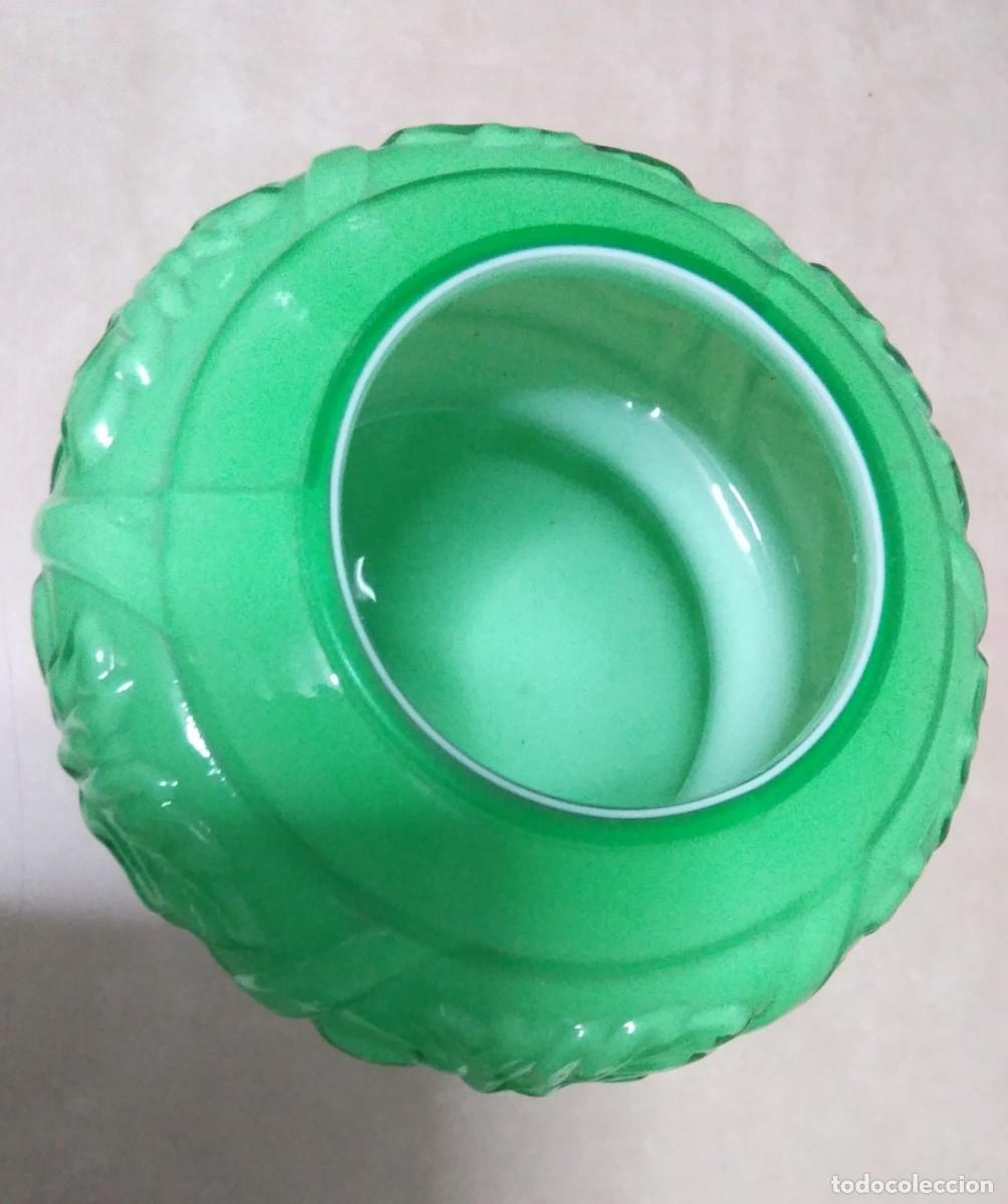 Vintage: Florero copa en cristal verde y opalina - Foto 6