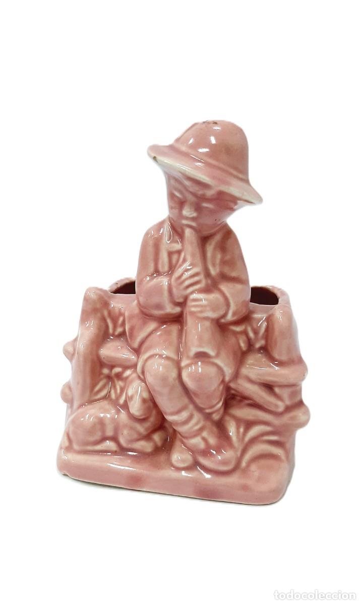 Vintage: Maceta figurativa de cer&aacute;mica vintage con la imagen de un ni&ntilde;o tocando un instrumento musical