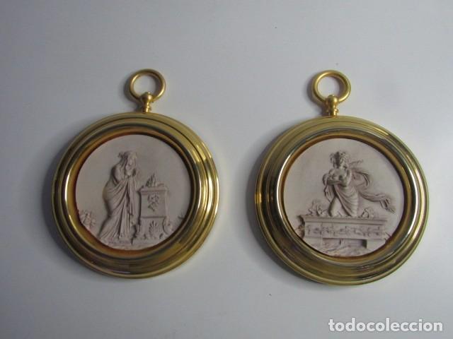 Vintage: PRECIOSA PAREJA DE MEDALLONES DE BISCUIT REPRESENTADO ESCENAS CLASICAS ROMANA, MARCO REDON