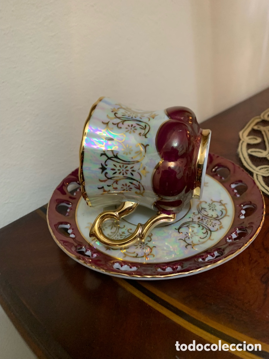 Vintage: Taza de porcelana blanca, burdeos y forado